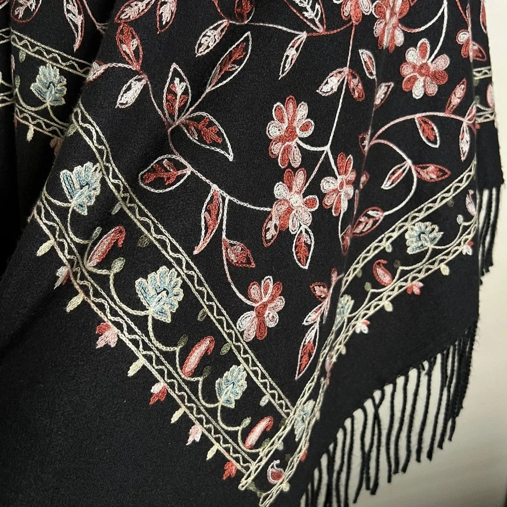 Rachel‎ Zoe Black Floral Embroidered Fringe Poncho Wrap One Size Boho Pullover